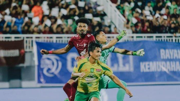 MARKAS PSM - Bek PSM Makassar, Aloisio Soares dan kiper PSM Makassar, Reza Arya Pratama berduel dengan striker Persebaya, Risky Dwi di Stadion BJ Habibie, Parepare, Jumat (7/3/2025) malam. PSM kalah 0-1 dari Persebaya.