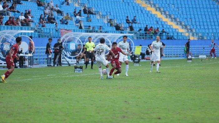 Bek PSM Makassar, Syahrul Lasinari saat saat lawan Persib Bandung pada pekan keempat Liga 1 2024/2025 di Stadion Batakan, Balikpapan, Kalimantan Timur, Rabu (11/9/2024). Pelatih PSM Makassar, Bernardo Tavares meminta pemain bekerja keras saat lawan Arema FC pada pekan kelima Liga 1.