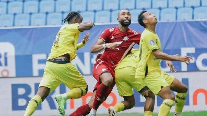 Bek PSM Makassar, Yuran Fernandes dikepung tiga pemain Barito Putera pada pekan 16 di Stadion Batakan, Balikpapan, Kalimantan Timur, Minggu (22/12/2024) sore.