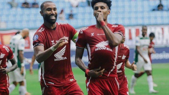 TANDEM KOKOH– Bek tengah PSM Makassar, Aloisio Soares dan Yuran Fernandes selebrasi gol saat melawan PSS Sleman pada pekan 14 Liga 1 2024/2025 di Stadion Batakan, Balikpapan, Kalimantan Timur, Jumat (13/12/2024). Aloisio Soares dan Yuran Fernandes tetap berduet musim depan di lini belakang PSM Makassar.