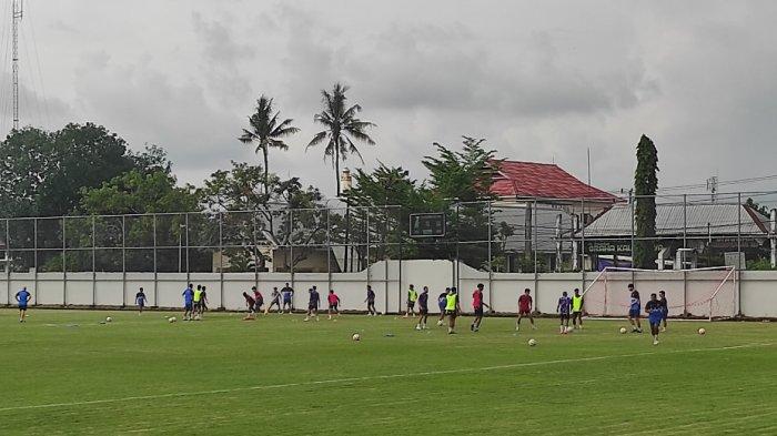 LATIHAN PSM - Skuad PSM Makassar latihan di Stadion Kalegowa, Kabupaten Gowa, Senin (14/4/2025). Beragam latihan dilakukan PSM Makassar jelang lawan Borneo FC.