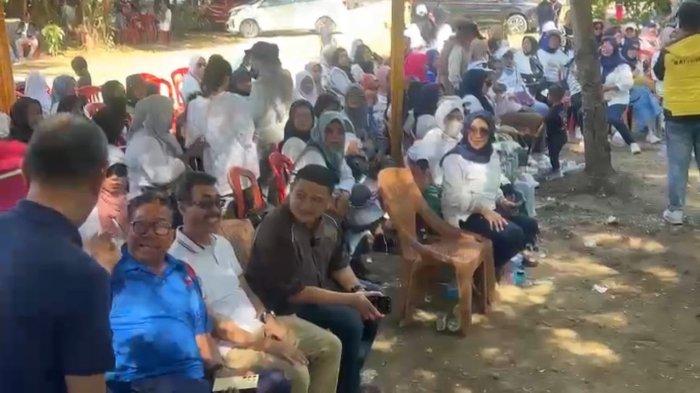Pendiri Bosowa, M Aksa Mahmud, didampingi mantan Camat Biringkanaya, Syahrum Makkuradde, menyapa warga yang hadir di Family Gathering Birka Ta' 157 di Pantai Indah Bosowa, Makassar, Minggu (21/7/2024) pagi.