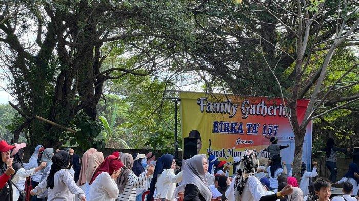 Ratusan emak-emak dari Biringkanaya dan Tamalanrea senam zumba di acara Family Gathering Birka Ta' 157 bersama Munafri Arifuddin di Pantai Indah Bosowa, Makassar, Minggu (21/7/2024) pagi.