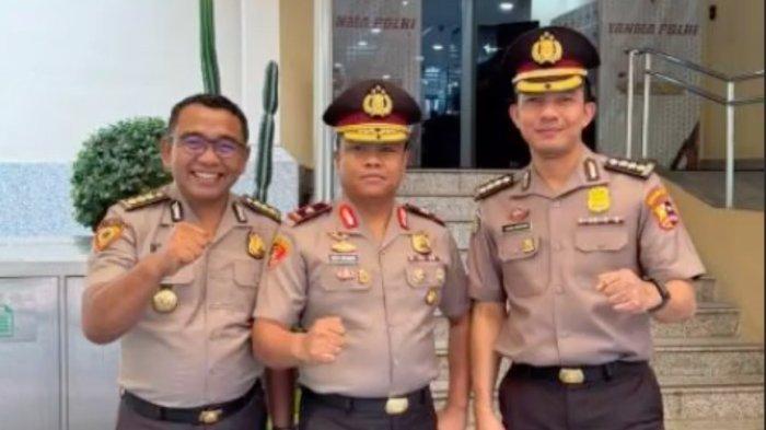 Brigadir Jenderal Polisi Mohammad Irhamni berfoto bersama kawan seangkatan seusai upacara kenaikan pangkat Rabu (1/1/2025).