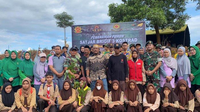 Danbrigif-3/TBS Letkol Inf Novy Aldi didampingi Danyonif 431/SSP Letkol Inf Andi Zulhakim Asdar SHub Int dan Perwira Staf Brigif-3/TBS serta Ketua Persit KCK Cabang XXXI Koorcab Divif-3 Kostrad Ny Esta Eko Antoni Chandra bersama warga usai penanaman pohon di acara Penanaman Pohon Program Reboisasi dalam Rangka Memperingati HUT Ke-63 Kostrad di kawasan Desa Pucak, Dusun Pucak, Kecamatan Tompobulu, Kabupaten Maros. Jumat (16/2/2024).