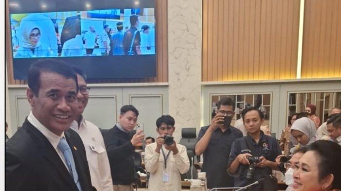 Menteri Pertanian Andi Amran Sulaiman berbincang santai dengan Ketua Komisi IV DPR RI Titiek Soeharto usai rapat kerja di ruang rapat kerja Komisi IV DPR RI, Senin, 7 Juli 2025, siang. Titiek Soeharto berpesan ke warga Sulsel untuk menjaga Mentan Andi Amran Sulaiman.