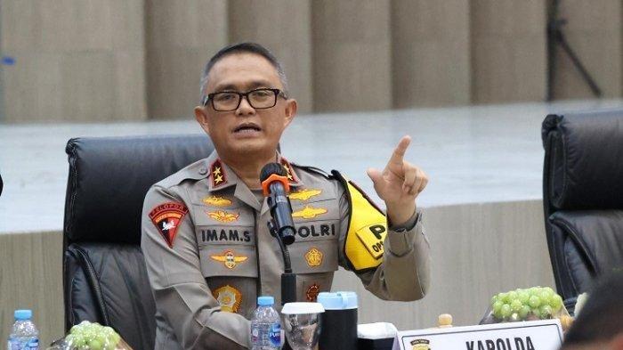 KAPOLDA TERTUA - Momen Kapolda Jatim Drs Irjen Imam Sugianto,M.Si menghimbau kepada masyarakat untuk tidak merayakan malam pergantian tahun dengan eufiria berlebihan, saat refleksi akhir tahun 2024 di Gedung Mahameru Polda Jatim Senin (30/12/2024). Imam Sugianto kini berpangkat Komjen usai promosi jabatan Asisten Utama Kapolri Bidang Operasi (Astamaops) dan rangkap jabatan sebagai Kapolda.