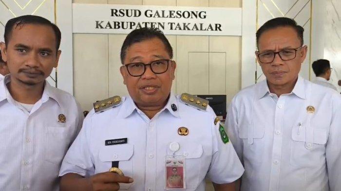 Bupati Takalar Firdaus Daeng Manye saat menemui awak media di depan RSUD Galesong, Rabu (23/4/2025). Daeng Manye menutup sementara RSUD Galesong karna bebani keuangan daerah Rp500 juta per bulan.