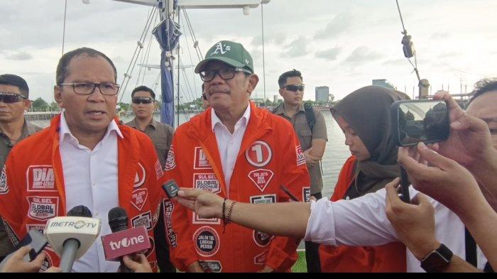 Cagub dan Cawagub Sulsel Danny Pomanto-Azhar Arsyad diwawancara di atas kapal pinisi sebelum kampanye akbar di MNEK CPI Jl Metro Tanjung Bunga, Jumat (22/11/2024).