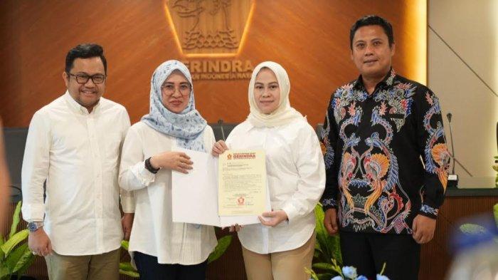 Calon Bupati Gowa Hj Sitti Husniah Talenrang (kudung biru), didampingi Ketua DPC Gerindra Gowa Andi Tenri Indah, Darmawangsyah Muin (kiri) dan Ketua Gerindra Sulsel, Andi Iwan Darmawan Aras memperlihatkan surat rekomendasi dari DPP Partai Gerindra untuk pasangan Husniah-Darmawangsyah di Pilkada Gowa 2024.