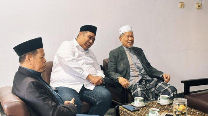 Jelang Pilkada, Calon Bupati Maros nomor urut 2, Chaidir Syam berkunjung ke rumah Pimpinan Pondok Pesantren Mangkoso, AGH Farid Wajdi di Makassar, Jumat (15/11/2024).