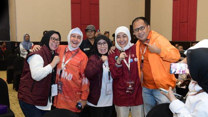 Calon Wali Kota Makassar Indira Yusuf Ismail (dua kiri) berfoto bersama Calon Wakil Wali Kota Makassar nomor urut 1, Aliyah Mustika Ilham (dua kanan).
