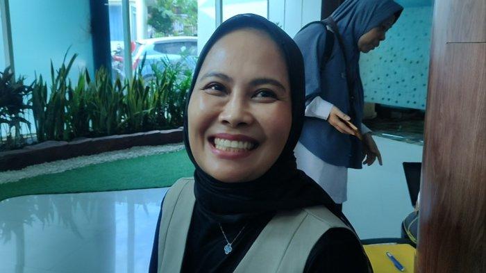 PSU PALOPO - Calon Wali Kota Palopo, Naili Trisal usai menjalani pemeriksaan kesehatan di RSUD Labuang Baji, Jl Ratulangi, Kota Makassar, Kamis (13/3/2025). Naili Trisal mengaku tes kesehatan berjalan lancar.