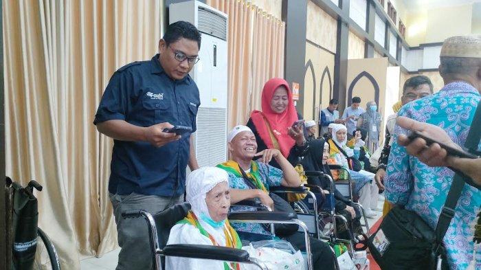 Mustamin Bando (70) jamaah haji asal Kabupaten Bone akhirnya berhasil menyelesaikan rangkaian Ibadah haji di tanah suci Makkah. Mustamin tiba di tanah air pada Minggu (16/7/2023) pukul 10.00 Wita, bersama jemaah lainnya yang tergabung dalam kloter 15.
