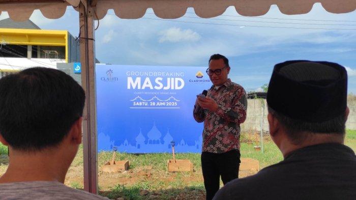PEMBANGUNAN MASJID - Marketing & Sales Manager Clariti Residence Jojo Legrands saat memberikan sambutan pada kegiatan Peletakan Batu Pertama Masjid Al-Ikhlas di Perumahan Clariti Residence, Jl Jipang Raya, Makassar, Sulsel, Sabtu (28/6/2025). Jojo Legrands mengatakan masjid dibangun di atas lahan seluas 200 meter persegi.