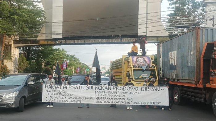 DEMO HARDIKNAS - Unjuk rasa peringati Hardiknas. Sejumlah mahasiswa unjuk rasa memperingati Hari Pendidikan Nasional (Hardiknas) di perbatasan Gowa-Makassar, Jumat (2/5/2025).