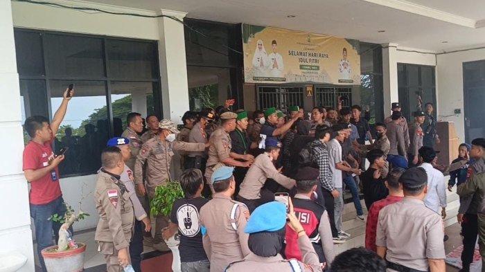 DEMO HMI - Aksi unjuk rasa kader HMI Cabang Sinjai di Kantor Bupati Sinjai, Senin (21/4/2025), diwarnai saling dorong antara massa HMI dan aparat keamanan.