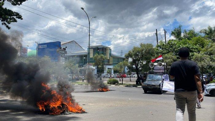 DEMO TAKSI ONLINE - Driver taksi online menutup dua jalur ruas Jalan Urip Sumoharjo pada Rabu (12/3/2025). Massa aksi menuntut Keputusan Gubernur Sulsel Nomor 2559/XII/Tahun 2022 dijalankan oleh penyedia jasa aplikasi taksi online di Sulsel.