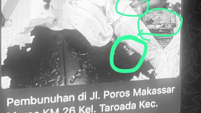 GULUNGAN UANG - Gulungan uang kertas, penggulung adonan roti, jalangkote dan tongkat ditemukan di sisi mayat korban pembunuhan ayah dan putranya di ruko kedai roti Maros di Km 26 Jalan Poros Makassar-Maros, kawasan Maccopa, Kelurahan Taroada, Kecamatan Turikale, Maros, Sulsel, Rabu (6/12/2023).