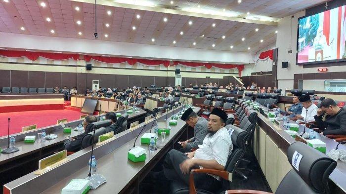 DPRD SULSEL - Penampakan rapat paripurna DPRD Sulsel di Gedung DPRD Sulsel, Jl Urip Sumoharjo Makassar, Jumat (16/5/2025) jelang sore. Tercatat hanya 28 legislator yang hadir rapat paripurna.