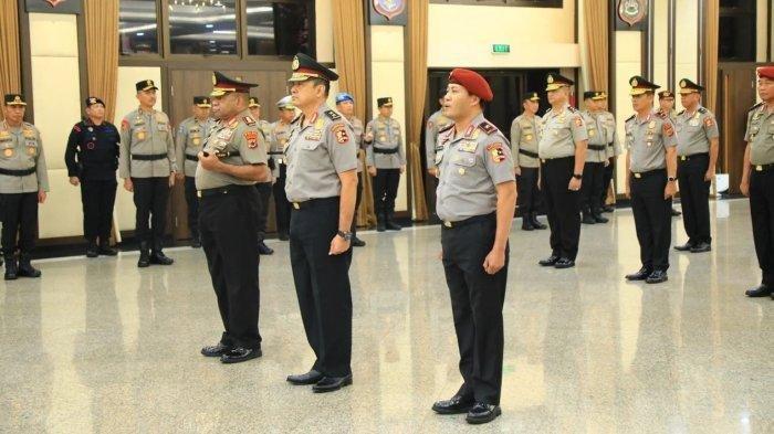 Kapolri Jenderal Listyo Sigit Prabowo memimpin upacara korps raport kenaikan pangkat sejumlah perwira tinggi (pati) Polri di Rupattama Mabes Polri, Jakarta, Jumat (23/8/2024). Kapolda Papua Mathius D Fakhiri dari Irjen menjadi Komjen. Mathius dianugerahi Kenaikan Pangkat Luar Biasa (KPLB).