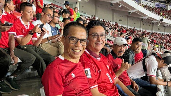 Husain Abdullah bersama CEO Tribunnews Dahlan Dahi di sela laga Timnas Indonesia vs Arab Saudi di Stadion Utama Gelora Bung Karno, Jakarta, Selasa (19/11/2024) malam.