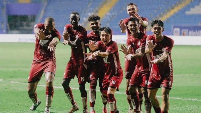 Gelandang PSM Makassar, Daisuke Sakai saat selebrasi usai cetak gol ke gawang Dewa United pada pekan ketiga Liga 1 2024/2025 di Stadion Batakan, Balikpapan, Kalimantan Timur, Senin (26/8/2024). Daisuke Sakai absen lawan Persib Bandung, Rabu (11/9/2024).