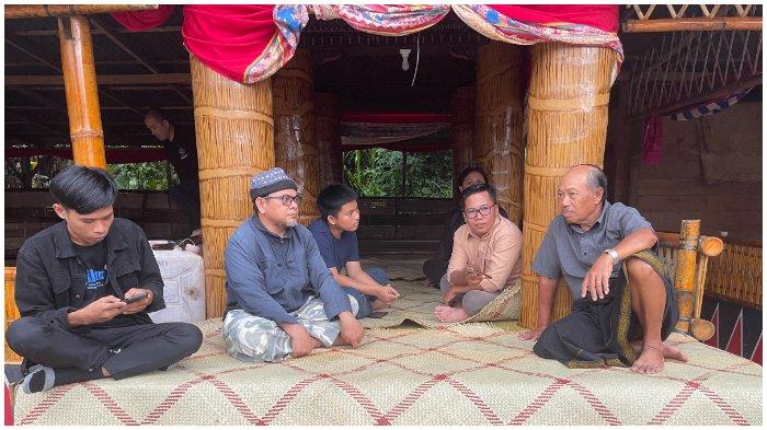 Tim Tribun-Timur.com wawancara dengan anak Ne' Linggi' Yuli Maria Tangkeallo, Daniel Pongmassangka (kanan), di samping peti jenazah Ne' Linggi' di Tongkonan, Sesean, Toraja Utara, Minggu (14/4/2024) petang. Daniel Pongmassangka adalah pensiunan Kementerian Keuangan RI.