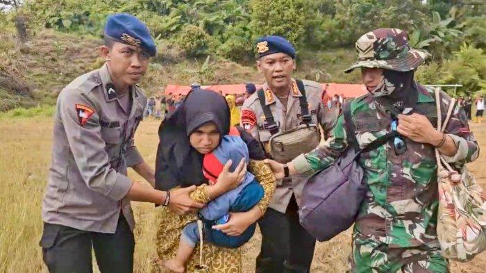 Dansat Brimob Polda Sulsel Kombes Pol Heru Novianto mengevakuasi warga korban longsor di Kecamatan Latimojong, Luwu, Jumat (10/5/2024) siang.