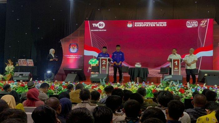 Pasangan calon Andi Rosman-Dr Baso Rahmanuddin (AR-Rahman) beradu argumen dengan pasangan Amran Mahmud-Amran SE (Pammase) dalam debat kedua Pilkada Wajo di Sallo Mall Sengkang, Selasa (12/11/2024). Debat kedua Pilkada Wajo menghadirkan perbincangan menarik seputar pertanian, perikanan, dan sumber daya alam.