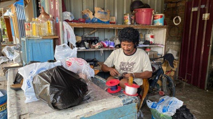 Deng Sakri (50) penjahit sepatu atau tukang sol sepatu di Sinjai Utara saat ditemui Tribun Timur, Senin (8/4/2024) siang.