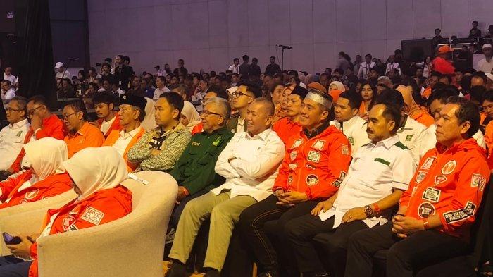 Deretan tokoh berpengaruh mengawal Pasangan Calon Gubernur dan Wakil Gubernur Sulsel Danny Pomanto-Azhar Arsyad dalam debat perdana Pemilihan Gubernur Sulsel di Hotel Four Points Makassar, Senin (28/10/2024).