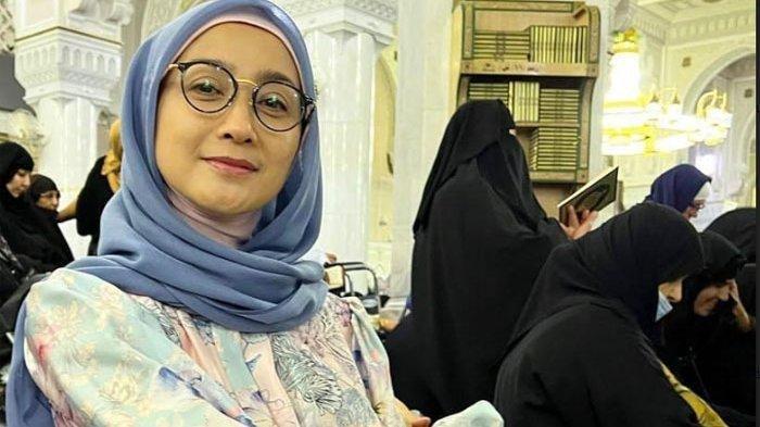 Desy Ratnasari. Artis asal Jawa Barat sama-sama lolos ke Senayan.