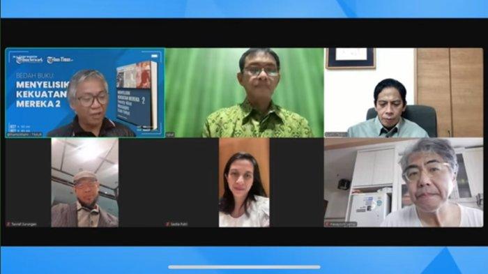 Dr Eng Muh Zulkifli Mochtar (kanan atas) dan Prof. Dr. Andi Iqbal Burhanuddin (tengah atas) dalam Bedah Buku Menyelisik Kekuatan Mereka 2 diselenggarakan secara daring melalui Zoom dan disiarkan langsung di YouTube Tribun Timur, Sabtu (19/10/2024). Buku ini membahas empat pilar kota maju dan layak huni yang telah diterapkan di Tokyo.