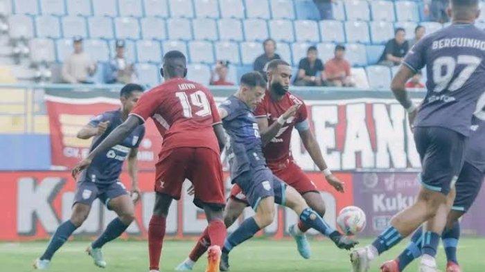 Duel bek PSM Makassar, Yuran Fernandes dengan penyerang Borneo FC, Mariano Peralta pada pekan ke-12 Liga 1 2024/2025 di Stadion Batakan, Balikpapan, Kalimantan Timur, Senin (2/12/2024). PSM Makassar menang 1-0 dari Borneo FC berkat gol tunggal Latyr Fall.