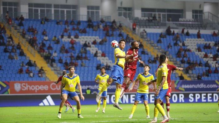 Duel bola udara bek PSM Makassar, Yuran Fernandes dengan pemain BG Pathum United di laga perdana Grup A ASEAN Club Championship (ACC) 2024/2025 di Stadion Batakan, Balikpapan, Kalimantan Timur, Rabu (21/8/2024).