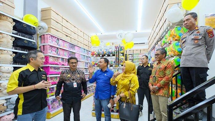 RITEL BULUKUMBA - Edwin Cheah, Direktur Utama MR.D.I.Y. Indonesia (paling kiri), memperkenalkan beberapa produk yang tersedia di toko ke-1.000 MR.D.I.Y. Bulukumba kepada Drs. H. Muhammad Daud Kahal, M.Si., Asisten Administrasi Umum Kabupaten Bulukumba (kedua dari kiri).