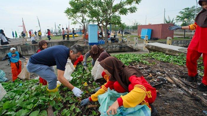 Edwin Cheah melakukan aksi bersih-bersih pantai di Pantai Merpati Bulukumba Sulsel. acara ini dihadiri juga oleh pelajar SMP dan perwakilan Pemkab Bulukumba