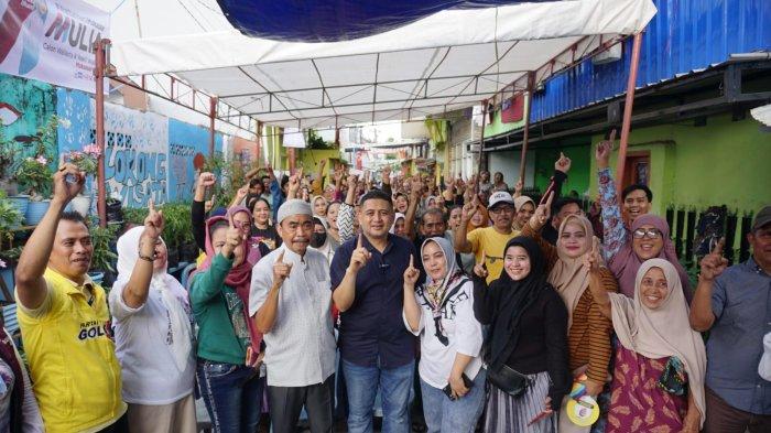Eks Legislator DPRD Makassar Muh Said (baju putih) Dampingi Munafri Arifuddin saat temui Warga Kelurahan Kunjung Mae, Kecamatan Mariso, Kota Makassar, Jumat (27/9/2024) sore.
