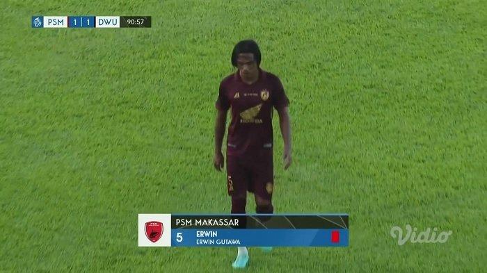 Erwin Gutawa diganjar kartu merah pada laga PSM Makassar vs Dewa United di pekan kedua Liga 1 2023/2024 yang berlangsung di Stadion BJ Habibie Parepare, Sabtu (8/7/2023) sore.