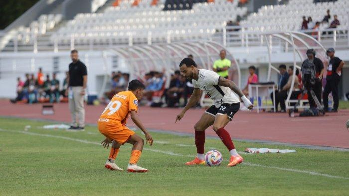 FAKTA PERTANDINGAN - Bek kiri PSM Makassar, Victor Luiz saat berusaha melewati gelandang Borneo FC, Rivaldo Pakpahan pada pekan 29 Liga 1 2024/2025 di Stadion Segiri, Samarinda, Kalimantan Timur, Jumat (18/4/2025) sore. Sejumlah fakta tercipta di laga PSM Makassar vs Borneo.