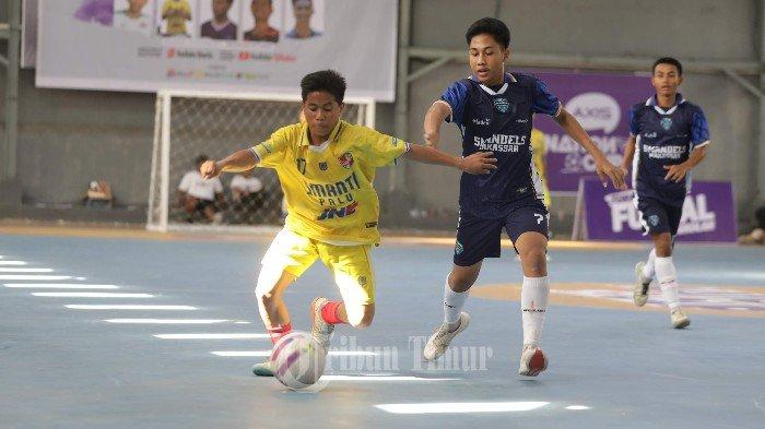 Pemain futsal SMA Negeri 18 Makassar (biru) berebut bola dengan pemain futsal SMA 3 Palu (kuning) pada final AXIS Nation Cup 2024 Regional Sulawesi yang berlangsung di GOR Pemuda, Jl Ap Pettarani. Makassar, Sabtu (26/10/2024). SMA Negeri 18 Makassar menang dengan skor 3-0 dan lolos ke grand final pada turnamen yang diikuti 1.650 SMA se-Indonesia yang akan diselenggarakan di Jakarta pada 16 November 2024.