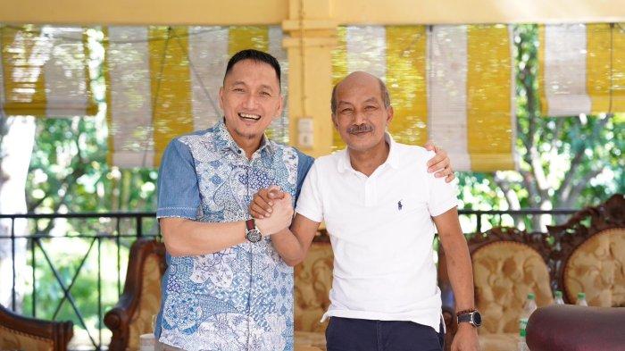 Bakal calon Wali Kota Palopo Farid Kasim Judas (FKJ) salam komando mantan Bupati Luwu Andi Mudzakkar atau Andi Cakka, Kamis (25/4/2024).