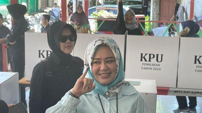 Calon Wakil Gubernur (Cawagub) Sulsel Fatmawati Rusdi mencoblos di TPS 007, Kelurahan Banta-Bantaeng, Kecamatan Rappocini, Makassar, Rabu (27/11/2024).