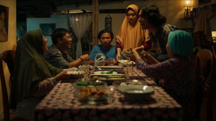 Scene Film 'Basri & Salma in a Never-ending Comedy'.