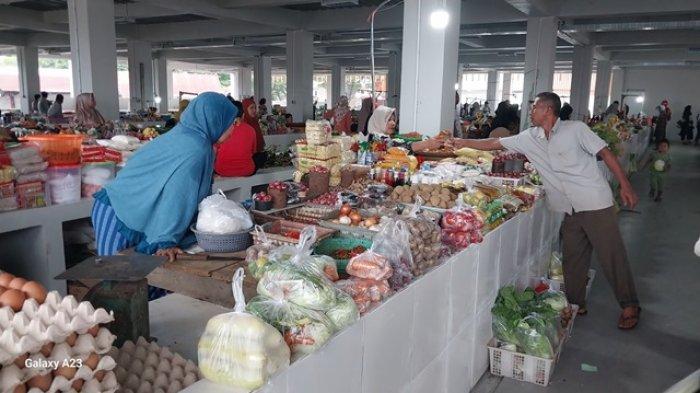 Aktivitas pedagang bahan kebutuhan pokok di Pasar Sentral Bulukumba. Pada umumnya harga bahan pokok masih stabil dan cukup