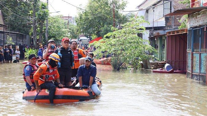 Wali Kota Makassar Danny Pomanto meninjau banjir di Kelurahan Manggala Kecamatan Manggala, Kamis (13/2/2025).