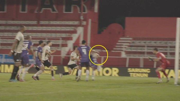GAGAL PENALTI - Bek Persik Kediri Brendon Estevam terlihat handball di area kotak penalti di laga kontra PSM Makassar, Selasa (11/3/2025) malam. Namun setelah mengecek VAR, wasit memutuskan tidak handball, laga Persik Kediri vs PSM Makassar berakhir dengan skor 1-1.