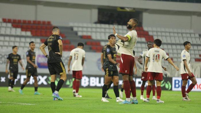 GOL DIANULIR - Bek PSM Makassar Yuran Fernandes. Gol Yuran Fernandes lawan PSS Sleman di Stadion Maguwoharjo, Sleman, Daerah Istimewa Yogyakarta, Sabtu (3/5/2025) malam dianulir
