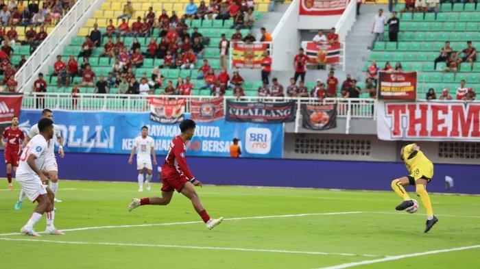 GOL PSM - Striker PSM Makassar Abdul Rahman berhasil mencetak gol ke gawang Malut United menit 14 pada pekan 32 Liga 1 2024/2025 di Stadion BJ Habibie, Parepare, Sabtu (10/5/2025). Saat ini PSM Makassar unggul 1-0 kontra Malut United.
